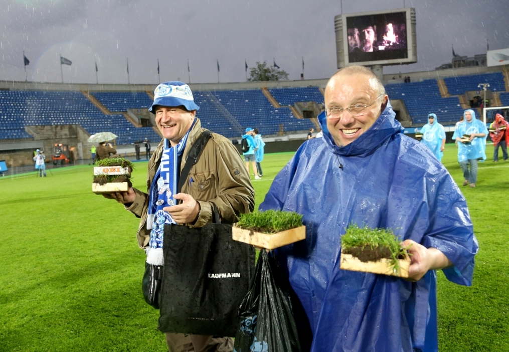 «ОБИ» подарил газон «Петровского» болельщикам