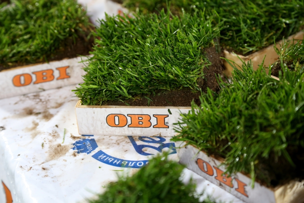 «ОБИ» подарил газон «Петровского» болельщикам