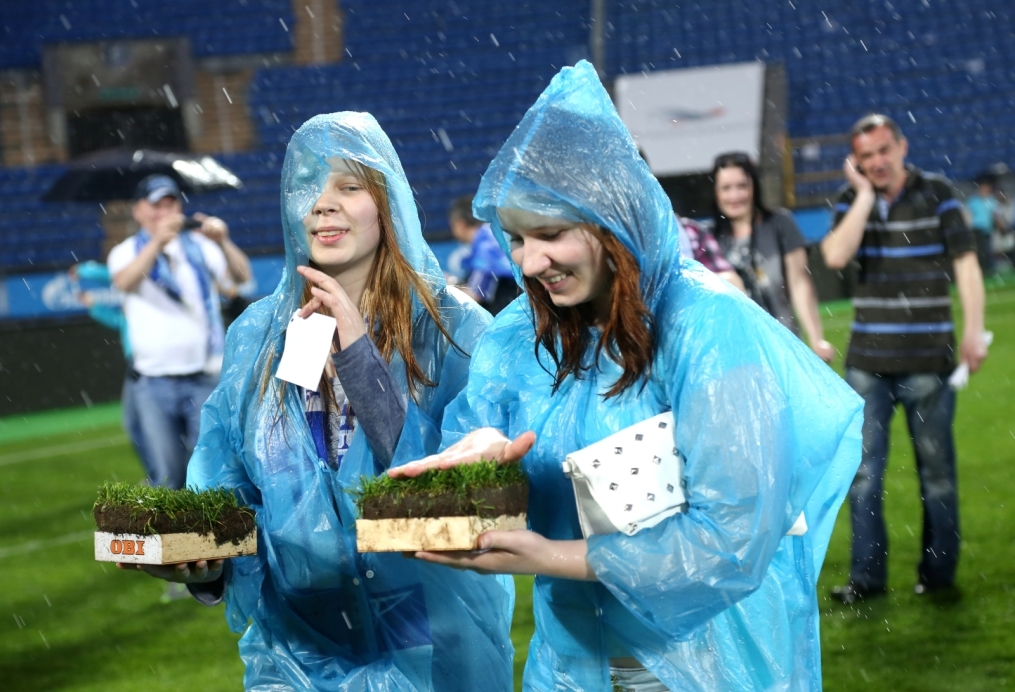 «ОБИ» подарил газон «Петровского» болельщикам