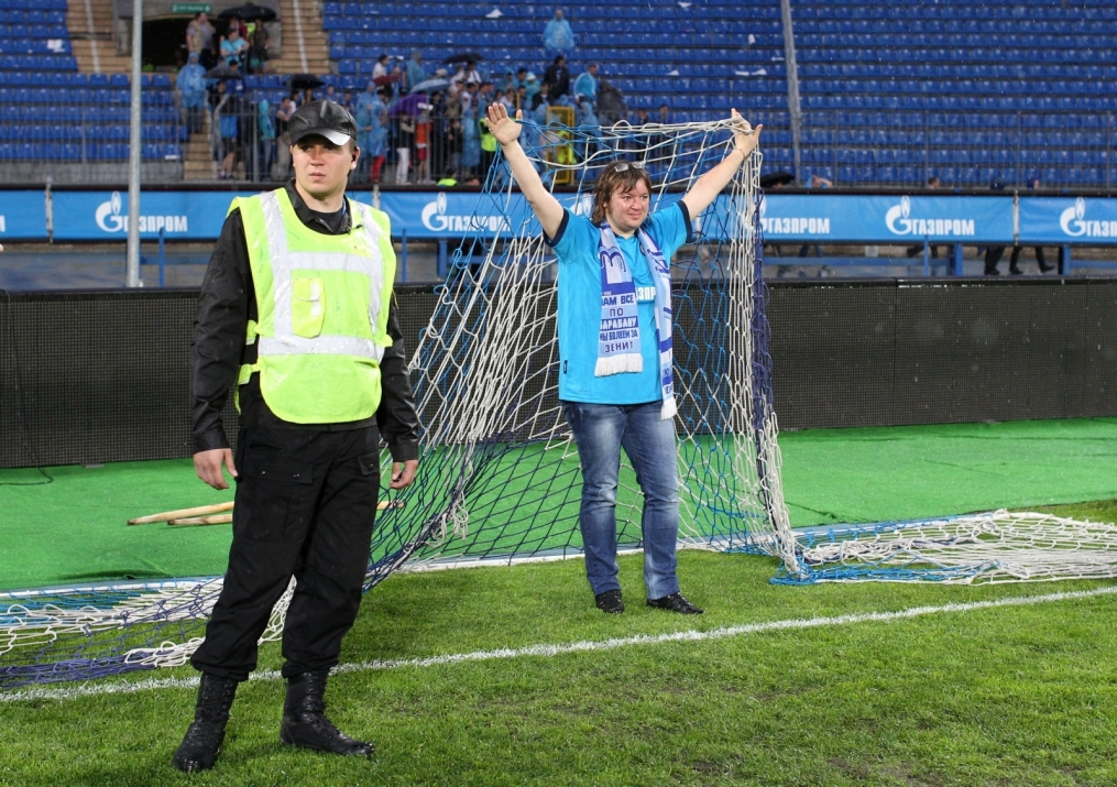 «ОБИ» подарил газон «Петровского» болельщикам