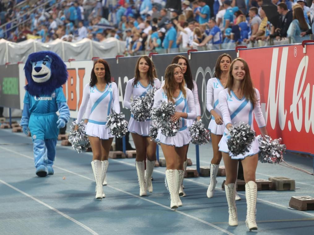 «ОБИ» подарил газон «Петровского» болельщикам