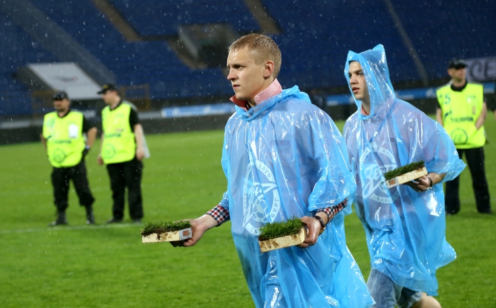 «ОБИ» подарил газон «Петровского» болельщикам