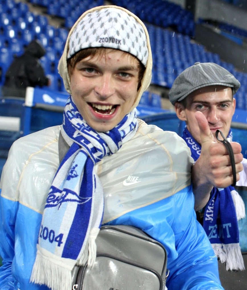 «ОБИ» подарил газон «Петровского» болельщикам