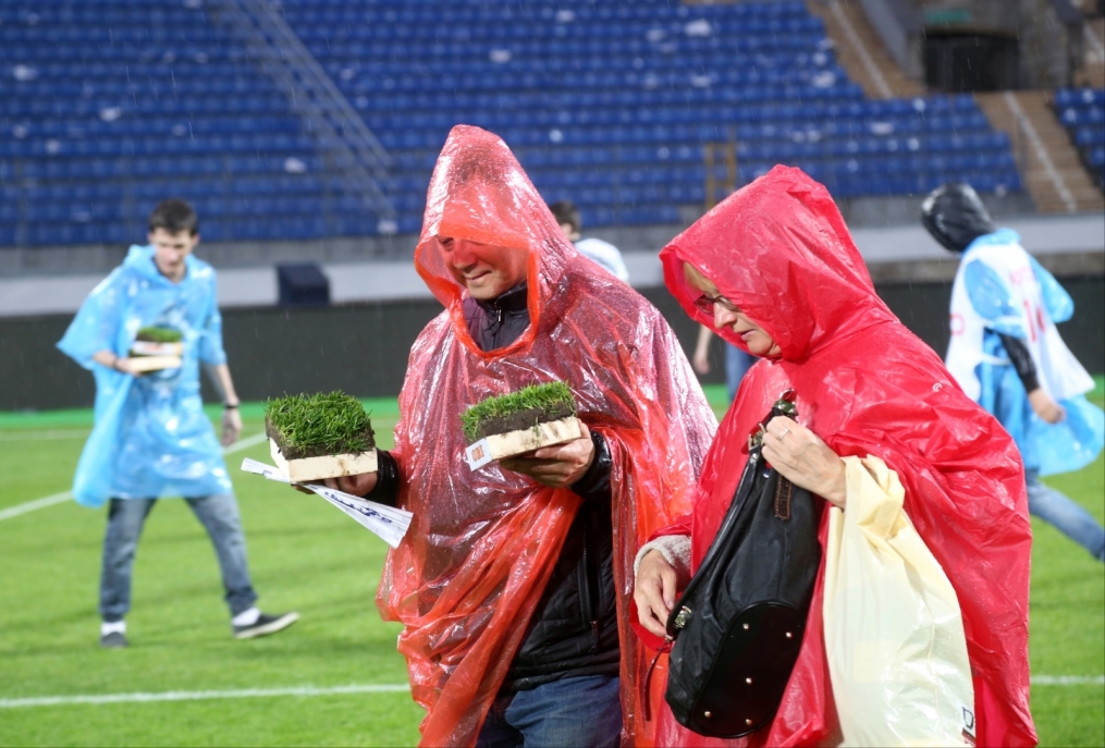 «ОБИ» подарил газон «Петровского» болельщикам