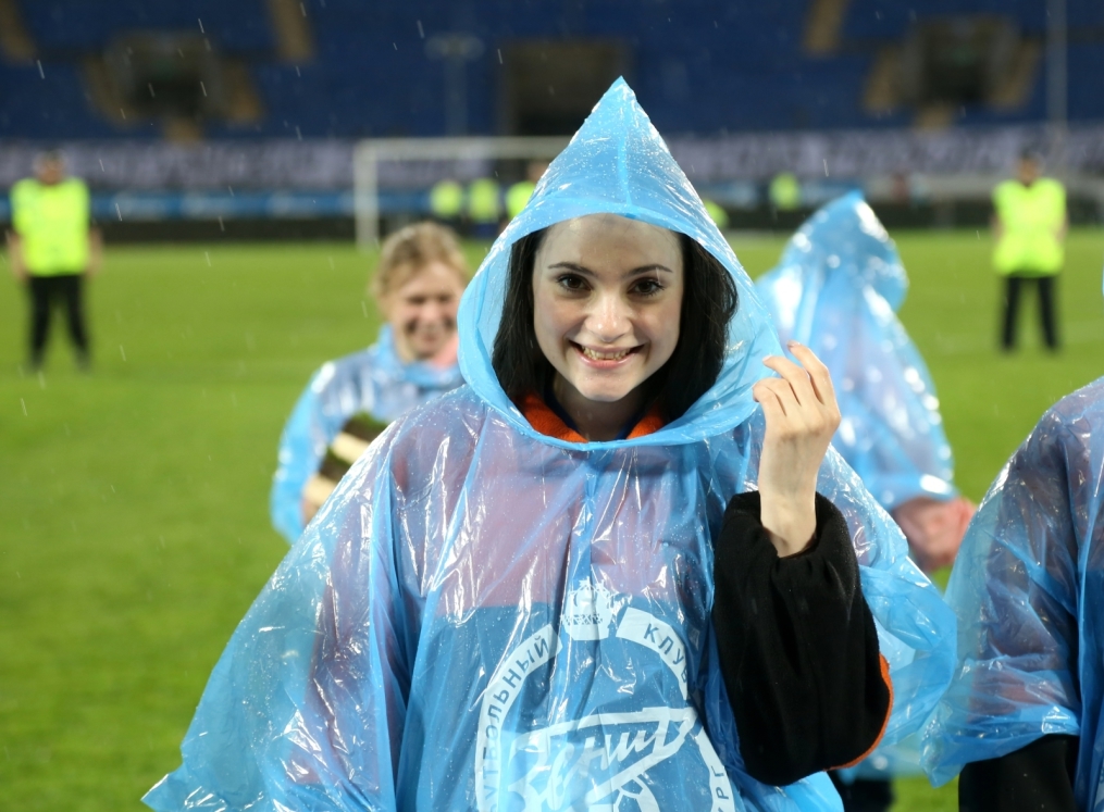 «ОБИ» подарил газон «Петровского» болельщикам