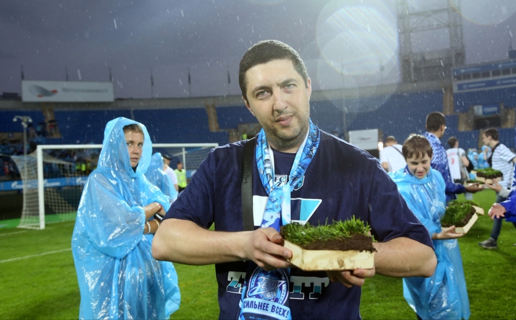 «ОБИ» подарил газон «Петровского» болельщикам