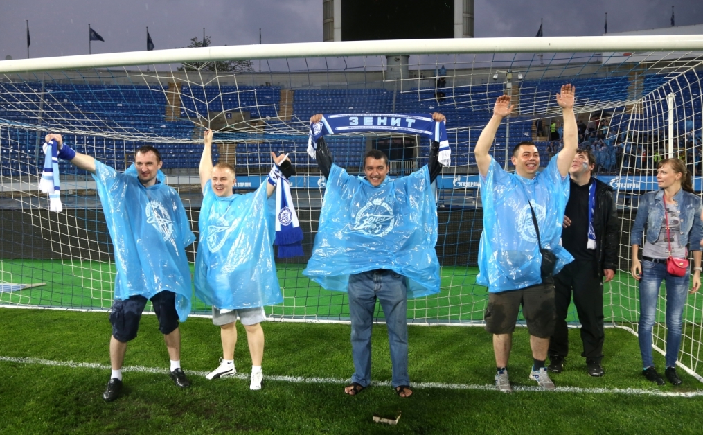 «ОБИ» подарил газон «Петровского» болельщикам