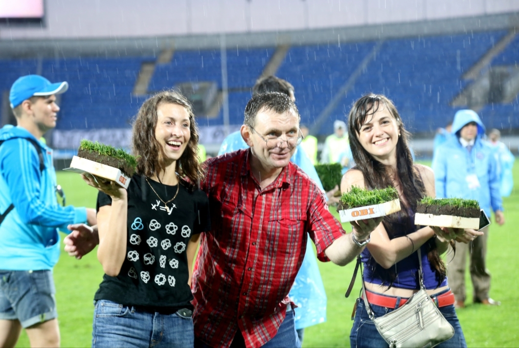 «ОБИ» подарил газон «Петровского» болельщикам