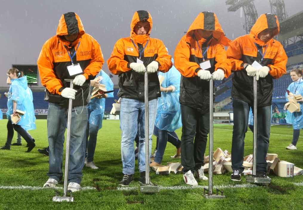 «ОБИ» подарил газон «Петровского» болельщикам