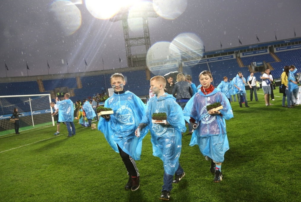 «ОБИ» подарил газон «Петровского» болельщикам