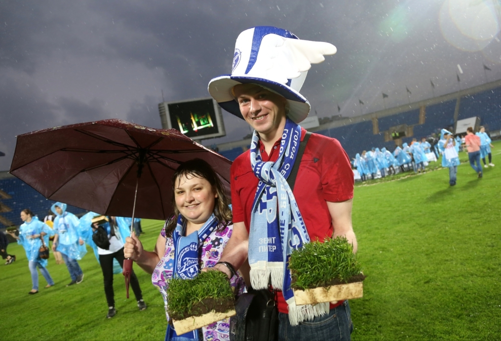 «ОБИ» подарил газон «Петровского» болельщикам