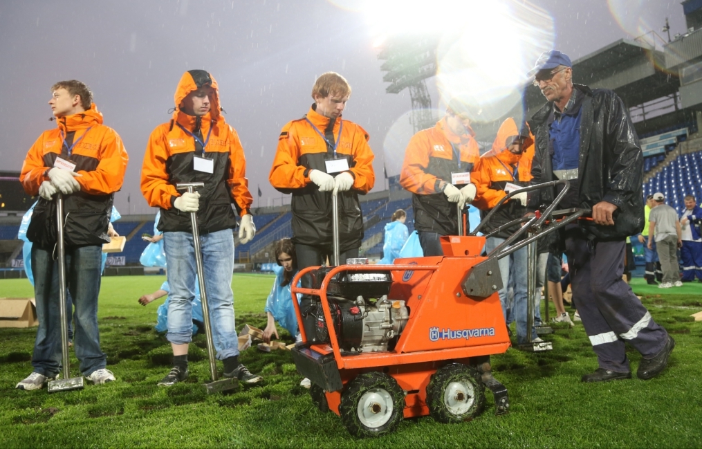 «ОБИ» подарил газон «Петровского» болельщикам