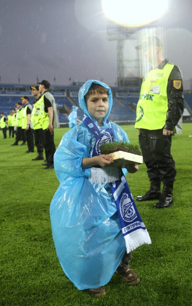 «ОБИ» подарил газон «Петровского» болельщикам
