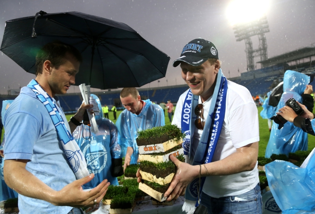 «ОБИ» подарил газон «Петровского» болельщикам