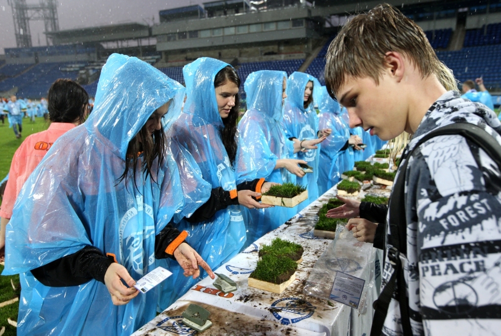 «ОБИ» подарил газон «Петровского» болельщикам