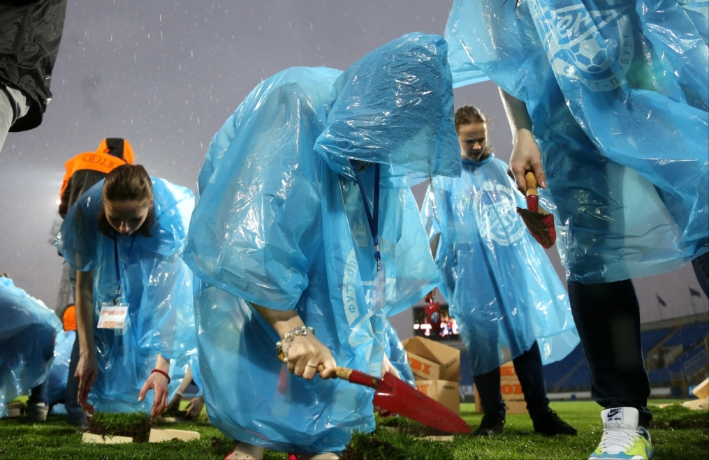 «ОБИ» подарил газон «Петровского» болельщикам