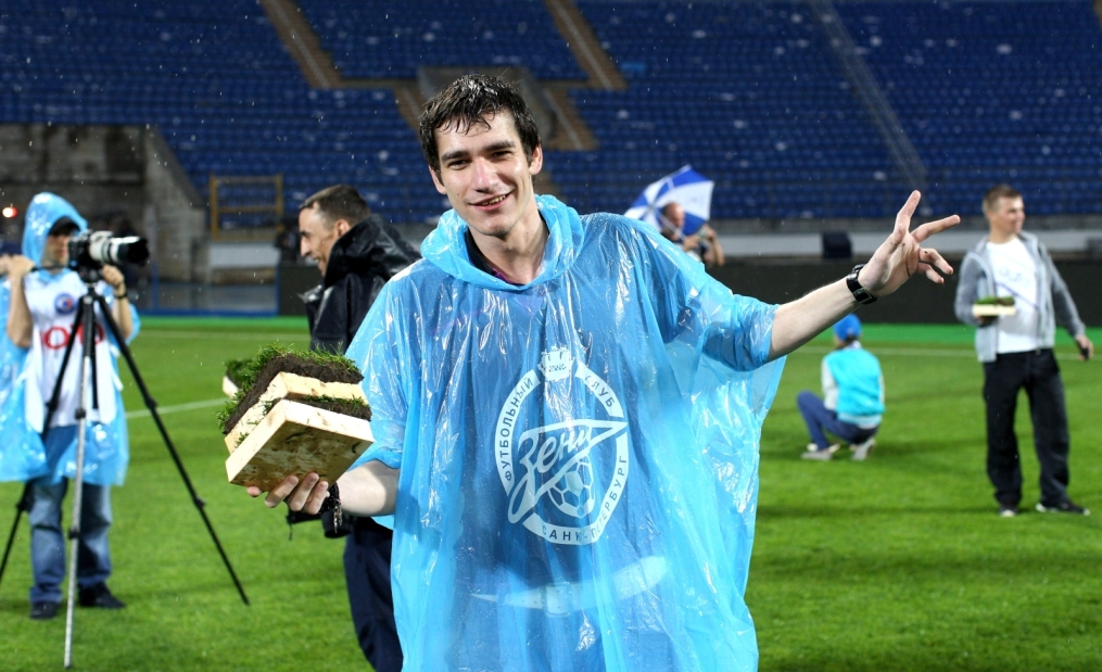 «ОБИ» подарил газон «Петровского» болельщикам