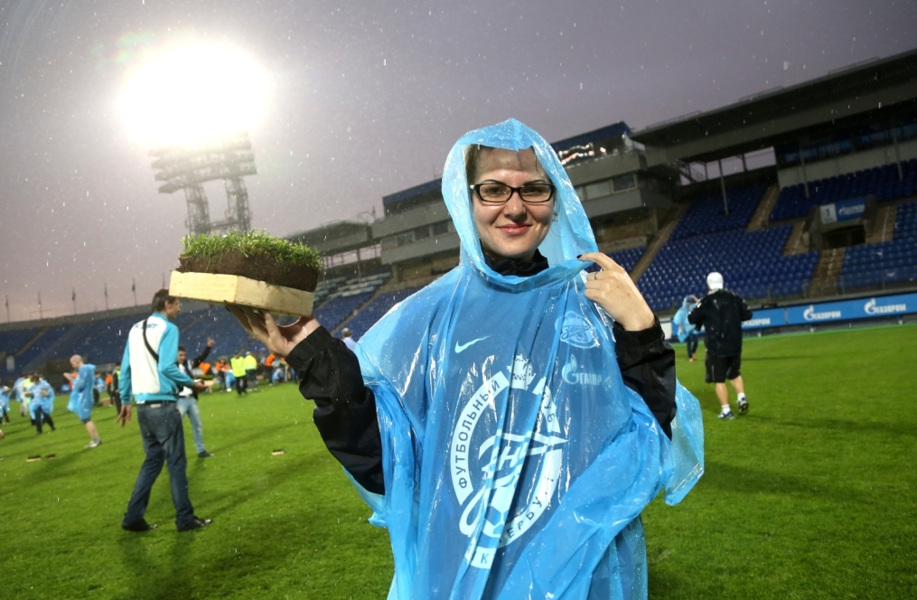 «ОБИ» подарил газон «Петровского» болельщикам