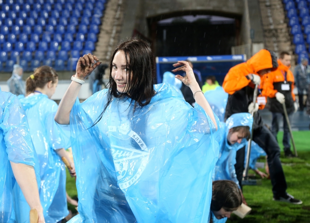 «ОБИ» подарил газон «Петровского» болельщикам