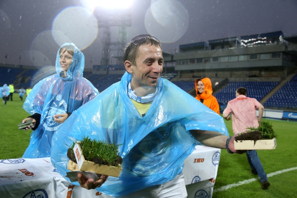 «ОБИ» подарил газон «Петровского» болельщикам