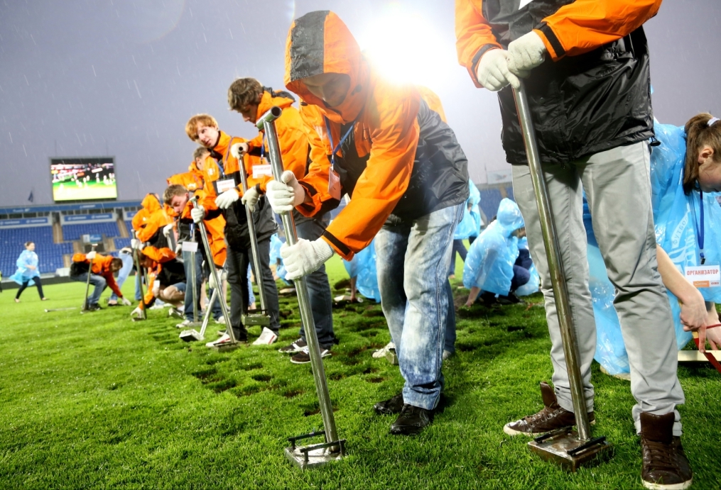 «ОБИ» подарил газон «Петровского» болельщикам