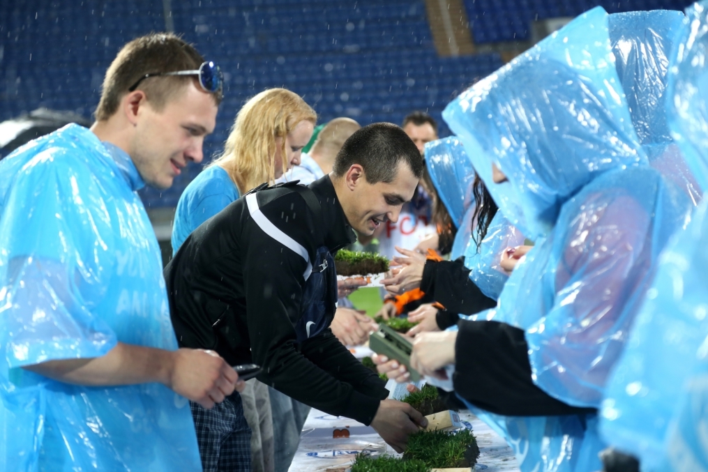 «ОБИ» подарил газон «Петровского» болельщикам