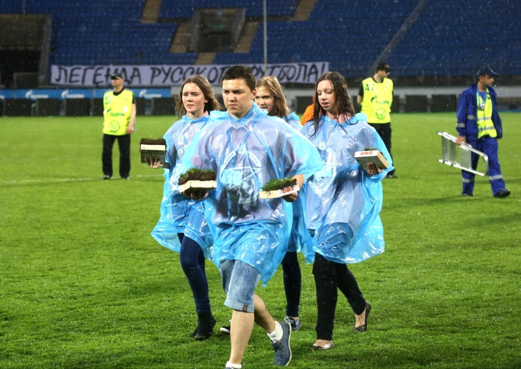 «ОБИ» подарил газон «Петровского» болельщикам