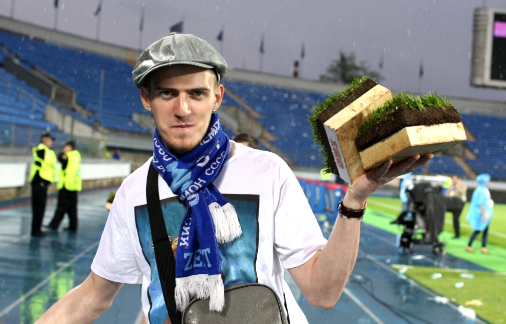 «ОБИ» подарил газон «Петровского» болельщикам