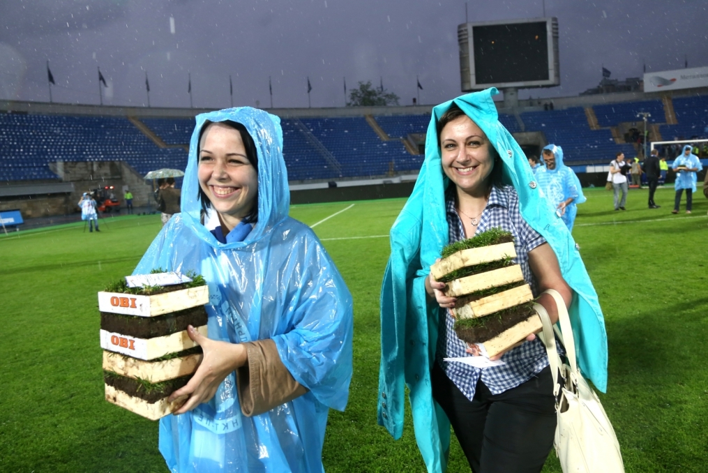 «ОБИ» подарил газон «Петровского» болельщикам