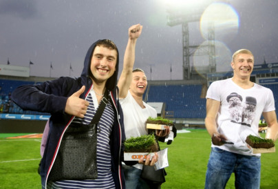 «ОБИ» подарил газон «Петровского» болельщикам