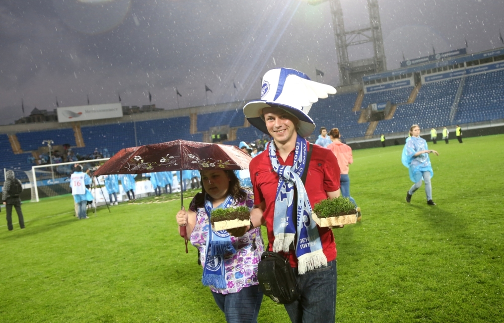 «ОБИ» подарил газон «Петровского» болельщикам