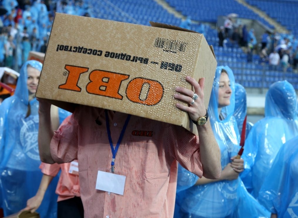 «ОБИ» подарил газон «Петровского» болельщикам