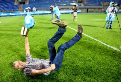 «ОБИ» подарил газон «Петровского» болельщикам