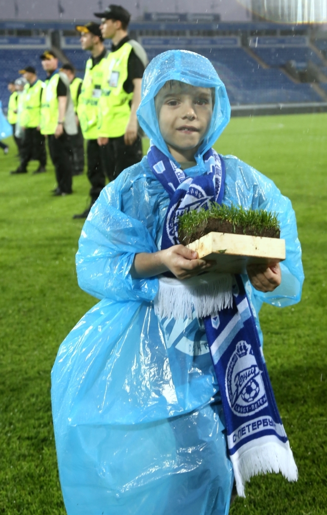 «ОБИ» подарил газон «Петровского» болельщикам