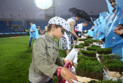 «ОБИ» подарил газон «Петровского» болельщикам