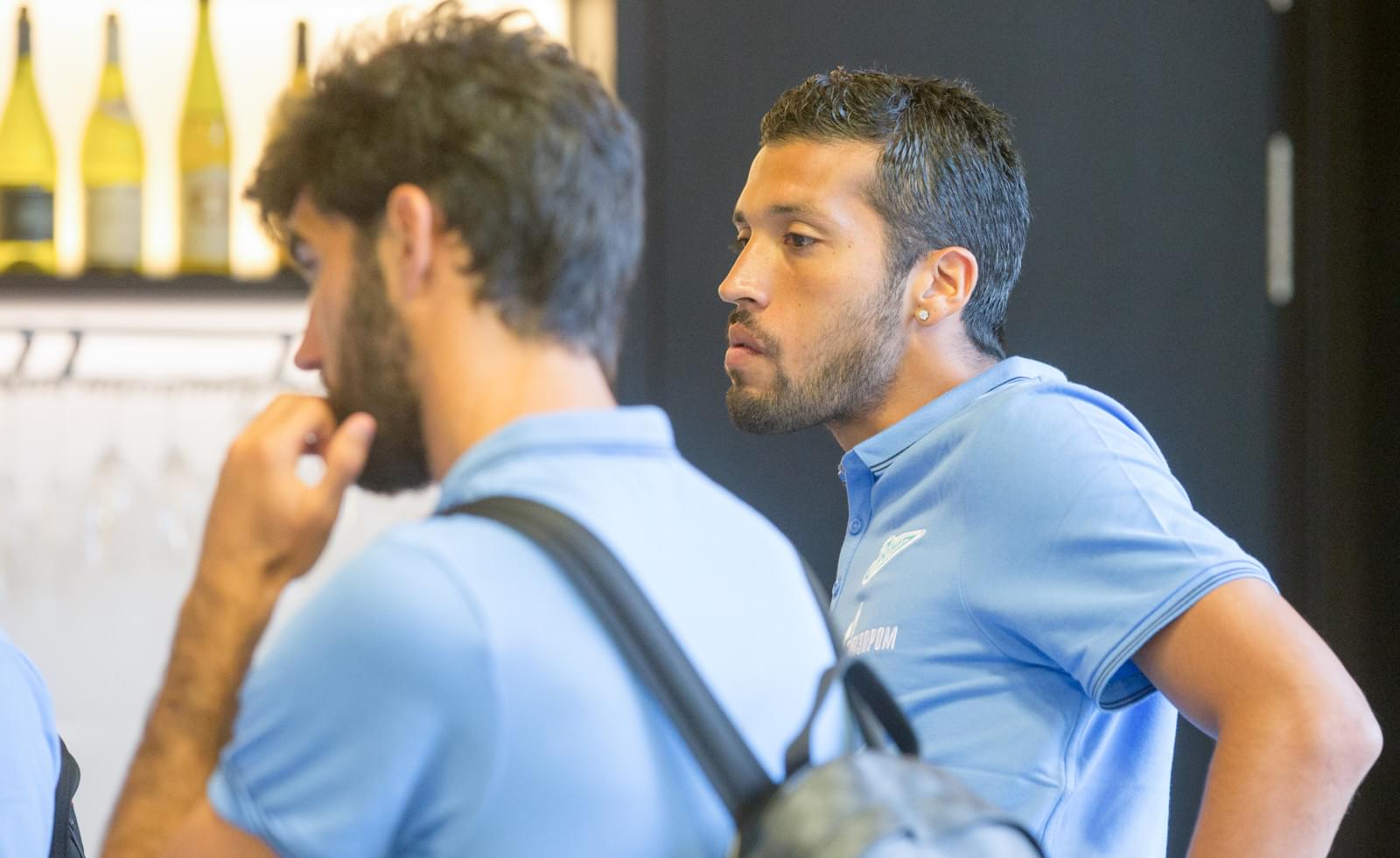 Сине-бело-голубые по дороге на Кипр: фоторепортаж из «Пулково»