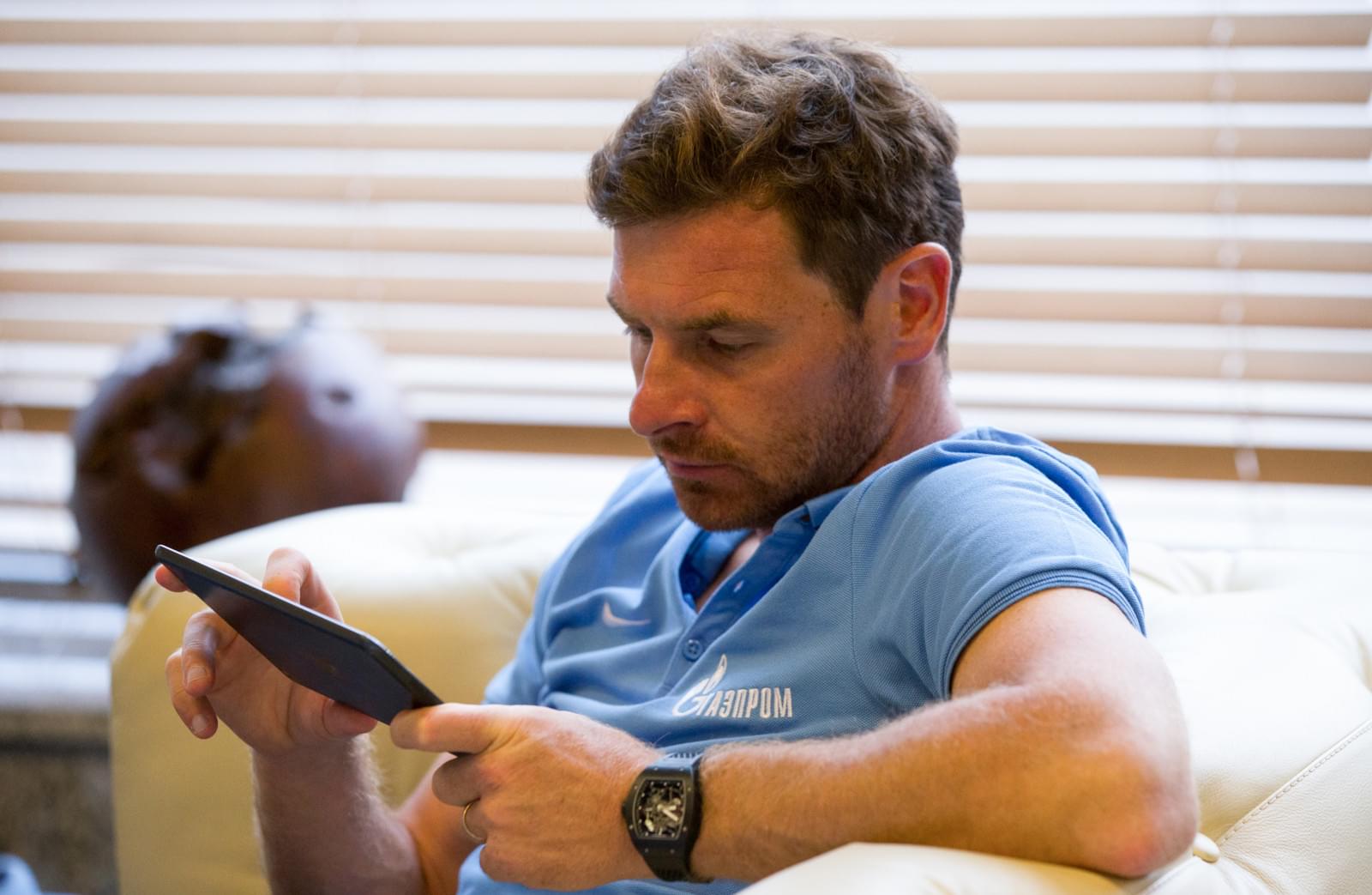 Сине-бело-голубые по дороге на Кипр: фоторепортаж из «Пулково»