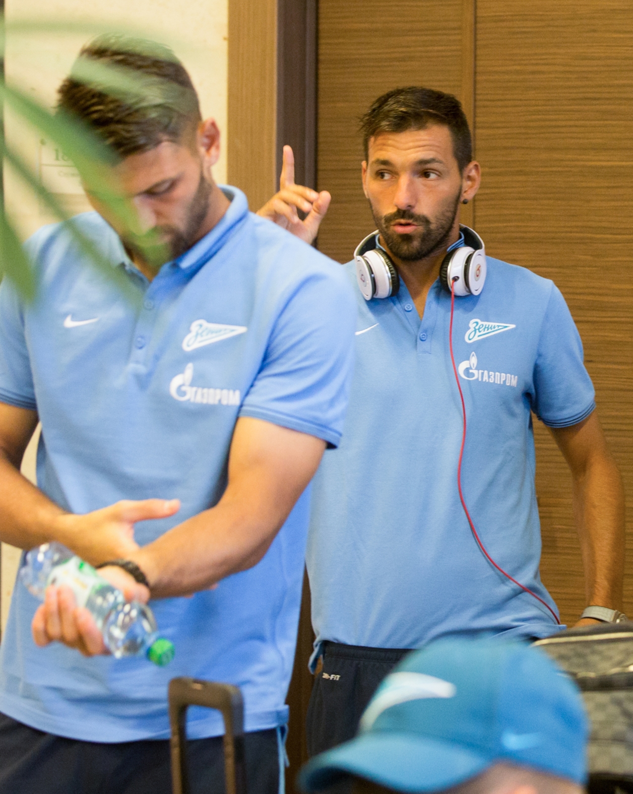 Сине-бело-голубые по дороге на Кипр: фоторепортаж из «Пулково»