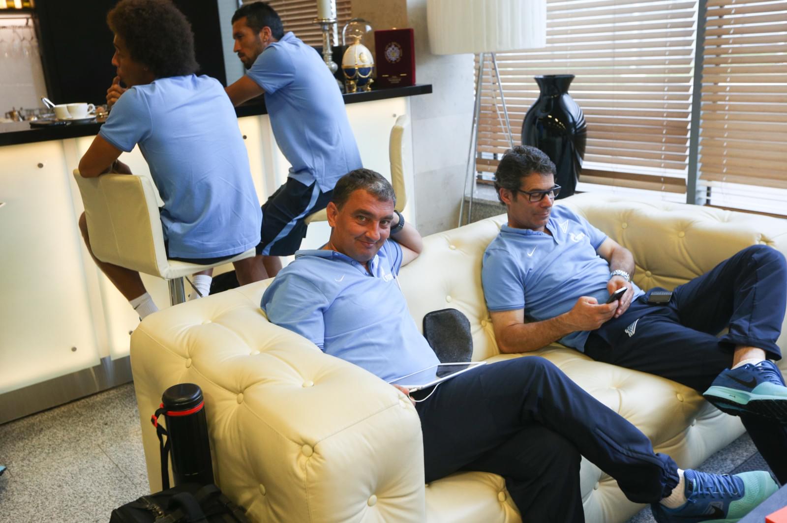 Сине-бело-голубые по дороге на Кипр: фоторепортаж из «Пулково»