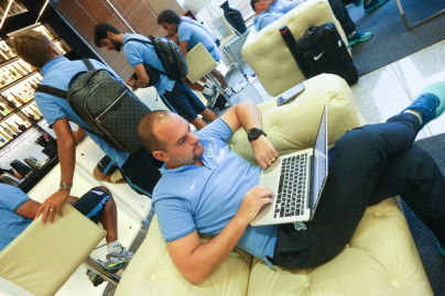 Сине-бело-голубые по дороге на Кипр: фоторепортаж из «Пулково»