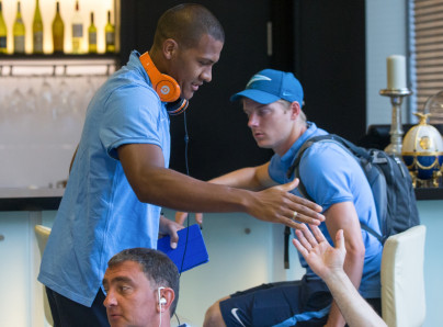 Сине-бело-голубые по дороге на Кипр: фоторепортаж из «Пулково»