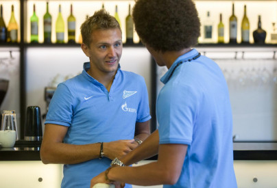 Сине-бело-голубые по дороге на Кипр: фоторепортаж из «Пулково»