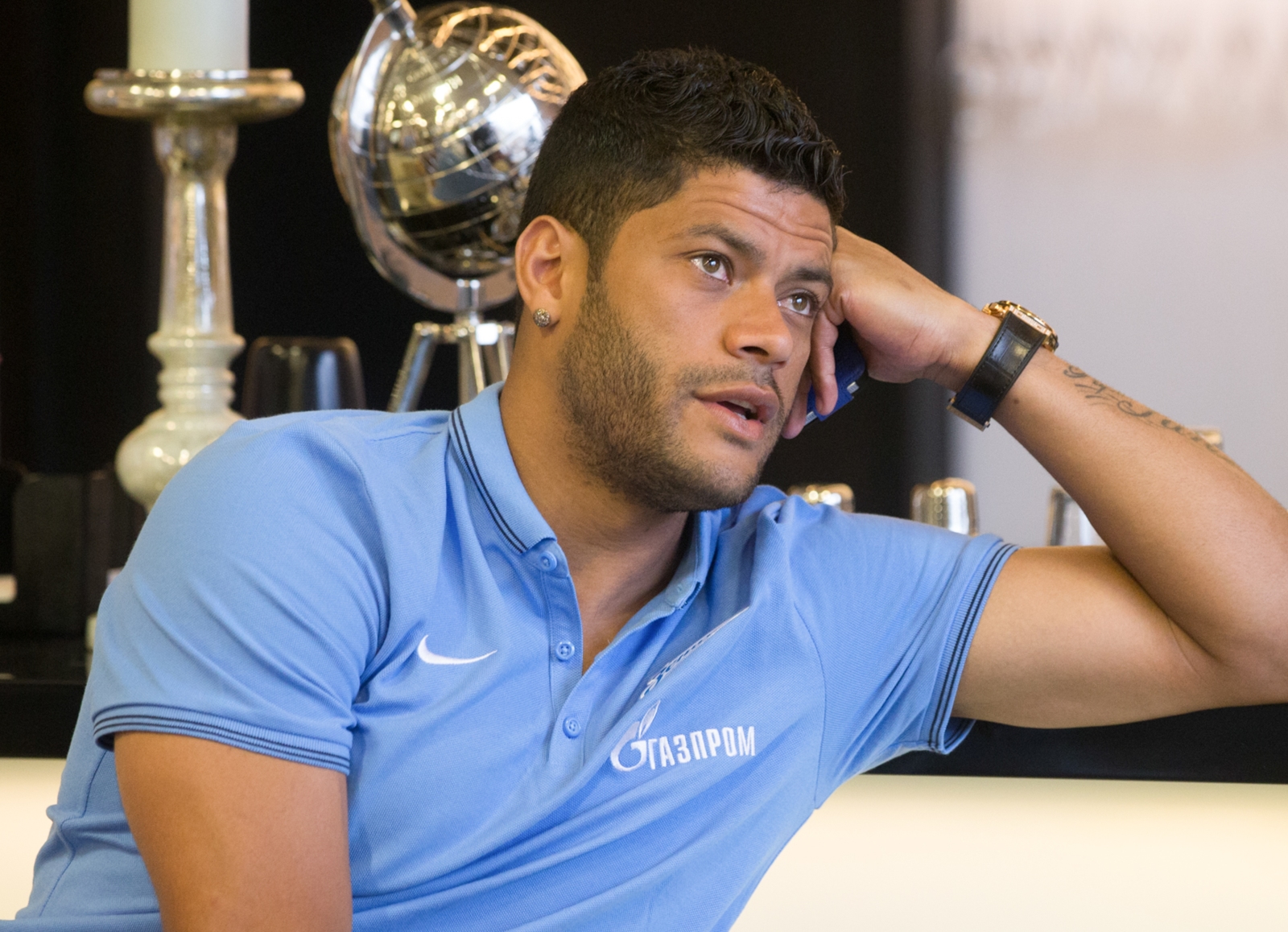 Сине-бело-голубые по дороге на Кипр: фоторепортаж из «Пулково»