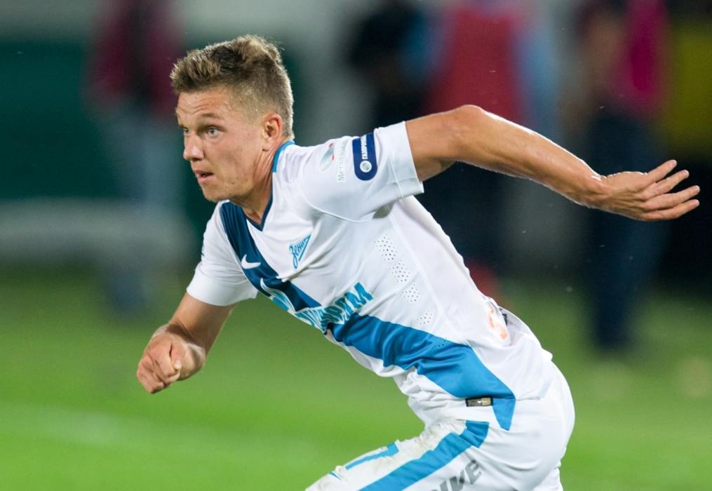 футболист Олег Шатов в форме Зенита поднимает кубок над головой