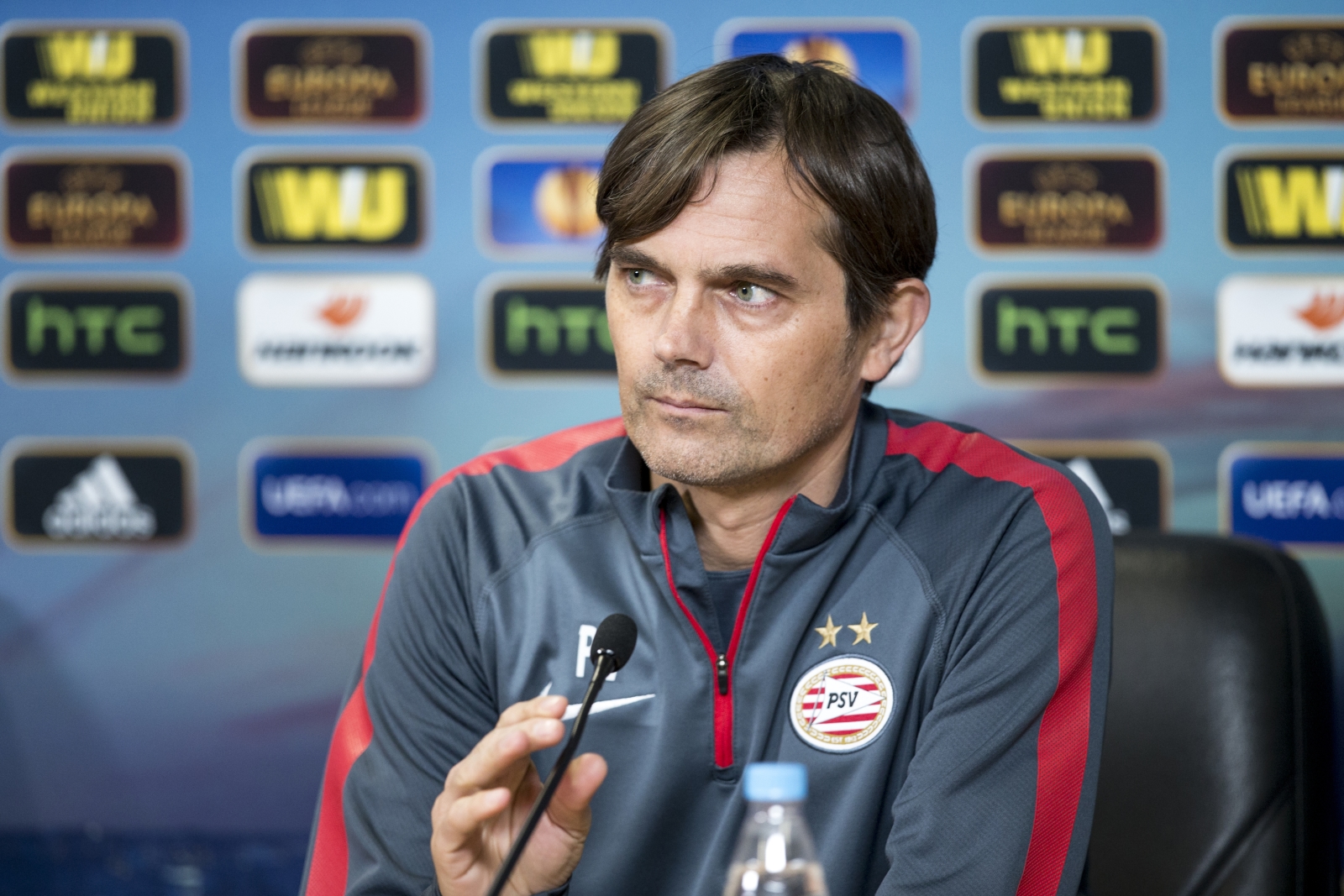 Филлип Коку на пресс-брифинге перед матчем Лиги Европы УЕФА, 1/16 финала, «Зенит» — ПСВ