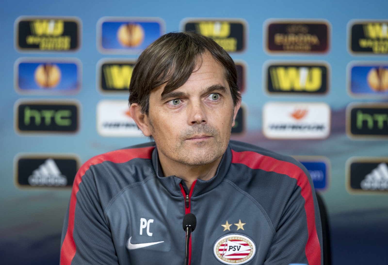 Филлип Коку на пресс-брифинге перед матчем Лиги Европы УЕФА, 1/16 финала, «Зенит» — ПСВ