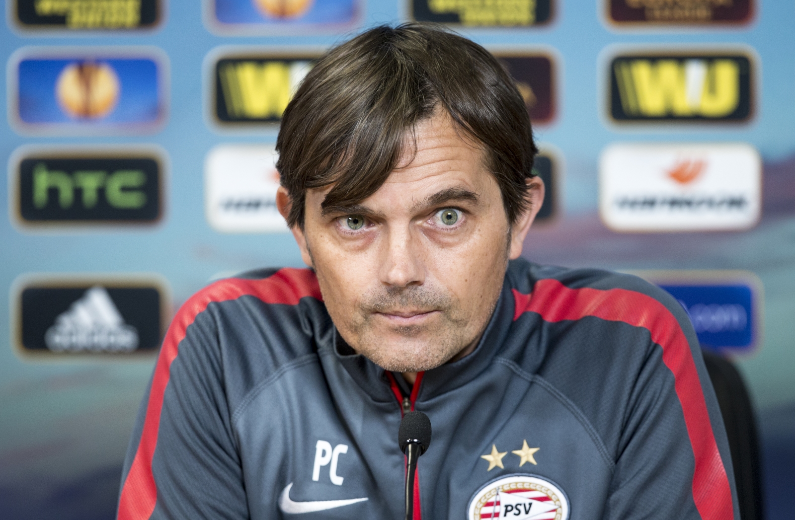 Филлип Коку на пресс-брифинге перед матчем Лиги Европы УЕФА, 1/16 финала, «Зенит» — ПСВ