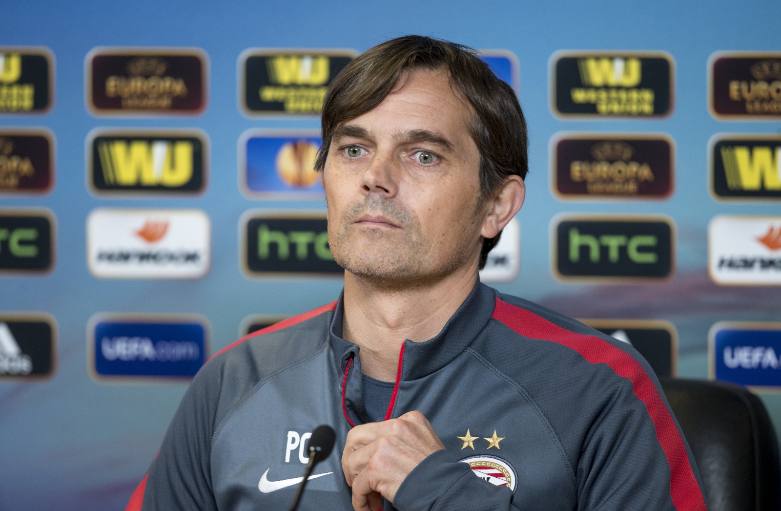 Филлип Коку на пресс-брифинге перед матчем Лиги Европы УЕФА, 1/16 финала, «Зенит» — ПСВ
