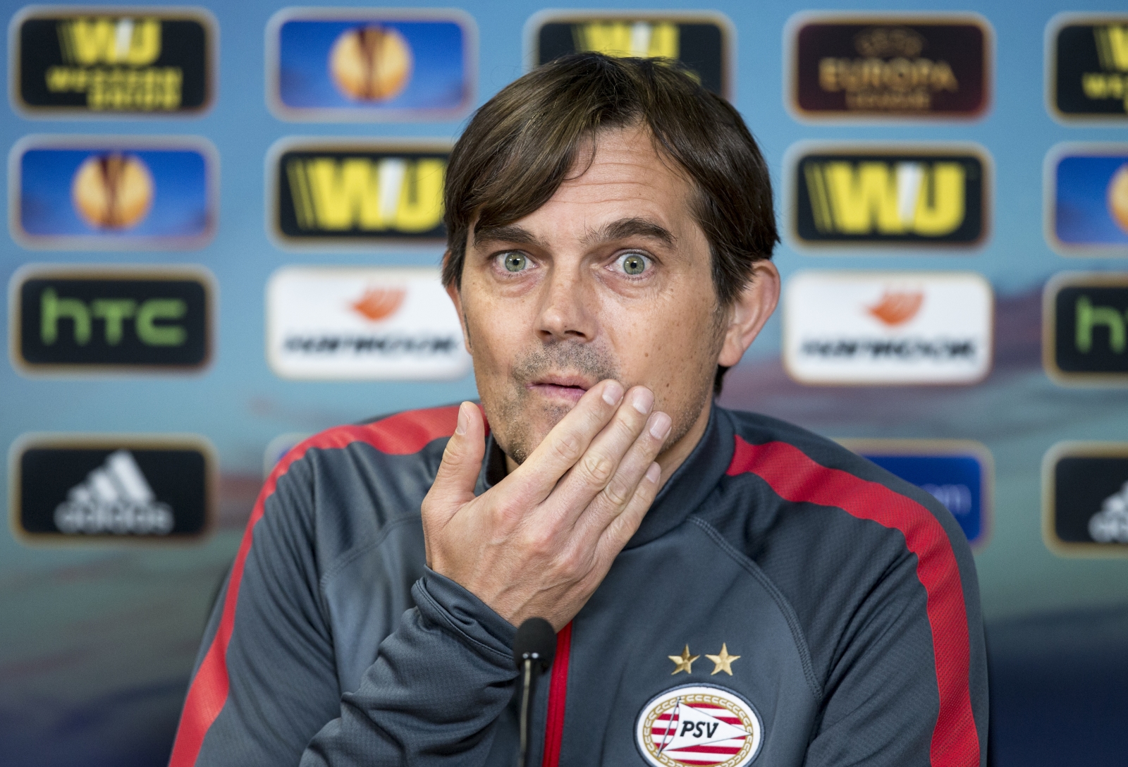Филлип Коку на пресс-брифинге перед матчем Лиги Европы УЕФА, 1/16 финала, «Зенит» — ПСВ
