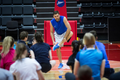 Утренняя зарядка для болельщиков из Студенческой лиги «Зенита» в рамках марафона «90 добрых дел»